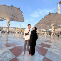 Wanita kelahiran 7 September 1984 membagikan momen bersama Mohammad Hidayah Ismagrebu Datau atau yang dikenal Regi Datau di Masjid Nabawi. Ayu memakai gamis dan khimar panjang hitam. Assalamualaikum Yaa RasulAllah SAW. Rindu bershalawat sedari dekat..Rindu Raudhah sebagian taman Surga. Rindu sejuknya Masjid Nabawi Mu Yaa Rabku🤲🏻. #AyuDewi #AyuDewiStory, tulis Ayu. Foto: Instagram @mrsayudewi
