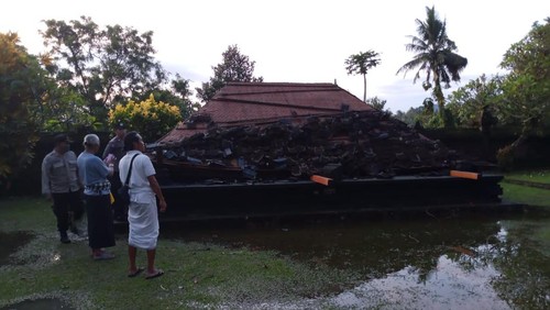Bale pesandekan di Pura Dang Kahyangan Gading Wani di Banjar/Desa Lalanglinggah, Kecamatan Selemadeg Barat, Tabanan, Bali, ambruk setelah diterpa angin kencang pada Jumat (4/11/2022), sekitar pukul 16.00 Wita. (istimewa)