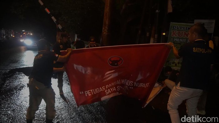 Petugas Satpol PP mencopot baliho 