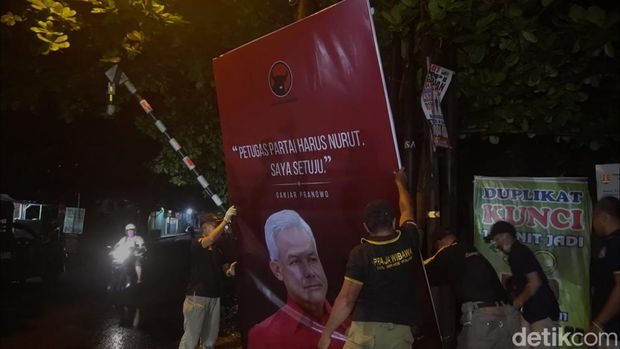 Petugas Satpol PP mencopot baliho 
