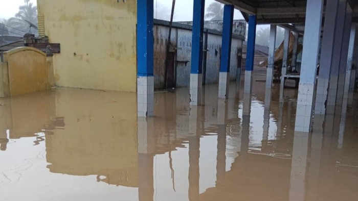 Banjir di Aceh Tamiang kini mencapai 1,5 meter