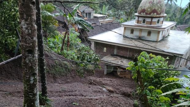 Banjir-Tanah Longsor Terjang 3 Kecamatan Trenggalek, Begini Langkah Bupati