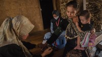 Meski demikian, tim kesehatan terus berupaya mengajak ibu dan anak Suku Badui untuk mengikuti program Indonesia Sehat tersebut.