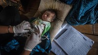 Bidan memeriksa bayi Suku Baduy yang baru lahir saat pelayanan imunisasi di Kampung Kaduketug.