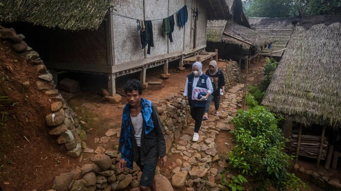 Berjuang Menembus Pegunungan Demi Imunisasi Suku Badui Bidan berjalan menuju permukiman Suku Badui di Kampung Pamoean.