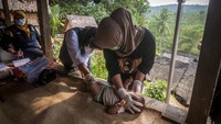 Hal tersebut, menjadi tantangan bagi para bidan karena tidak mudah mengajak mereka agar bersedia ikut program imunisasi bagi balita untuk berbagai macam vaksin seperti campak-rubella, polio, dan pentavalen.