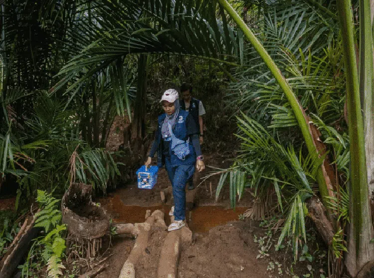 Berjuang Menembus Pegunungan Demi Imunisasi Suku Baduy