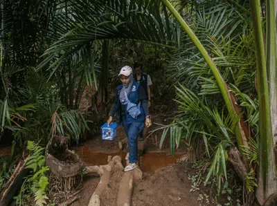 Berjuang Menembus Pegunungan Demi Imunisasi Suku Baduy