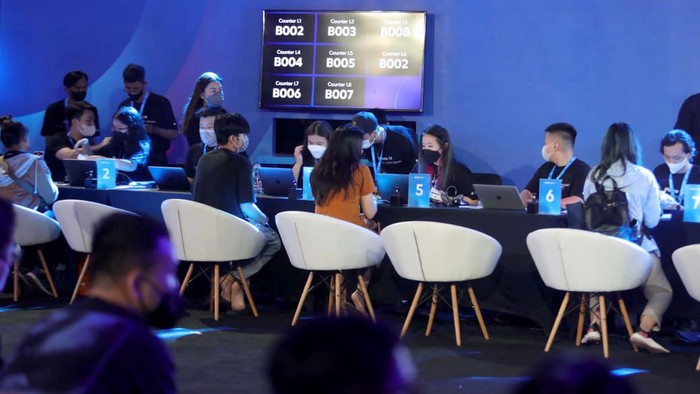 CEO Blibli Kusumo Martanto (kanan) menyerahkan seri iPhone 14 Pro ke pelanggan pertama saat Midnight Lounge di Jakarta, Jumat (4/11/2022) dini hari.
Blibli menggelar Midnight Lounge untuk memberikan pengalaman berbelanja kepada pelanggan yang telah memasan smartphone terbaru iPhone 14 Series. Manajemen Blibli juga melepas Blibli Express Service (BES) Paket untuk mengantarkan pesanan produk Apple terbaru ini ke pelanggan yang memilih opsi Midnight Delivery.