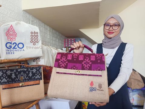 Co Founder Ethneeq, Aqmarina Sandi (24) menunjukkan salah satu produk suvenir KTT G20 di Jalan Gunung Tangkuban Perahu Selatan, Denpasar, Bali, Jumat (4/11/2022). (Ni Made Lastri Karsiani Putri/detikBali)
