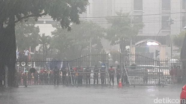 Puluhan buruh melakukan aksi meski hujan deras di depan Kantor Gubernur Jateng, Jumat (4/11/2022).