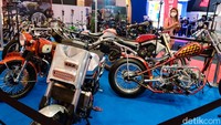 Bahkan, pengunjung berkesempatan mendapatkan dua buah motor modifikasi bergaya Tracker garapan Katros Garage.