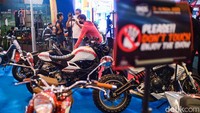 Pengunjung memotret motor modifikasi di IMOS 2022.