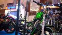 Pengunjung dilarang menyentuh motor, dan hanya boleh mengambil gambar.