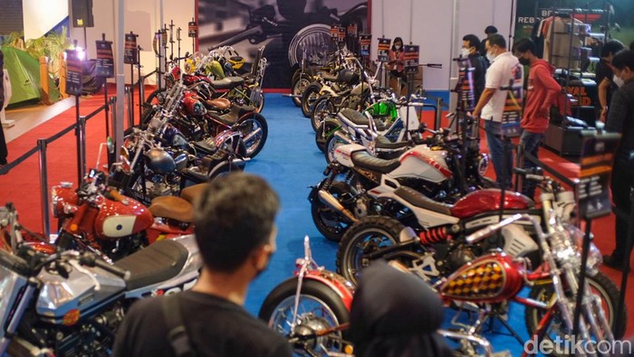 Pameran Indonesia Motorcycle Show (IMOS) 2022 juga menampilkan deretan motor modifikasi. Pengunjung IMOS dapat melihat langsung motor-motor custom ini.