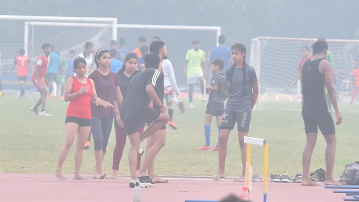 NEW DELHI, INDIA - NOVEMBER 3: Athletes train at Jawaharlal Nehru Stadium on a smoggy morning  on November 3, 2022 in New Delhi, India. The thick toxic smog blanketed the Jawaharlal Nehru Stadium even as the athletes went about their training there. Some jogged and some sprinted on the track even as the air quality dipped to severe levels in the national capital on Thursday (AQI of 449 at JLN stadium). Many stopped after a brief run while some were seen coughing.(Photo by Raj K Raj/Hindustan Times via Getty Images)