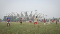 Para atlet berlatih di Stadion Jawaharlal Nehru pada pagi yang berkabut asap di New Delhi, India, Kamis (3/11/2022).  