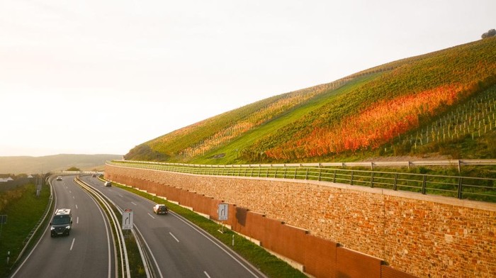 Dimanjakan Indahnya Lanskap Musim Gugur di Berbagai Negara Red wine vineyards are seen in Ba Neuenahr in Germany on Oct 30, 2022 during the autumn season (Photo by Ying Tang/NurPhoto via Getty Images)