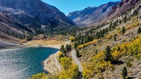 Pemandangan dedaunan musim gugur di Lundy Canyon of Mono County, California, Amerika Serikat. Tayfun Coskun/Anadolu Agency/Getty Images