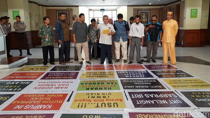 Dosen UIN Suska Riau saat melakukan aksi. (Raja Adil Siregar/detikSumut)