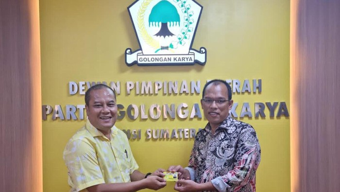 Dosmar Banjarnahor (kanan) saat menerima kartu anggota Partai Golkar