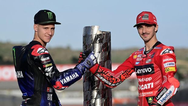 Yamaha French rider Fabio Quartararo (L) and  Ducati Lenovo's Italian rider Francesco Bagnaia shake hands as they pose for a photograph in Valencia on November 3, 2022 ahead of the MotoGP Valencia Grand Prix. - Ducati-rider Bagnaia arrives at the 20th and final race of the season in Valencia with an imposing 23-point lead over last year's champion Fabio Quartararo. (Photo by JAVIER SORIANO / AFP) (Photo by JAVIER SORIANO/AFP via Getty Images)