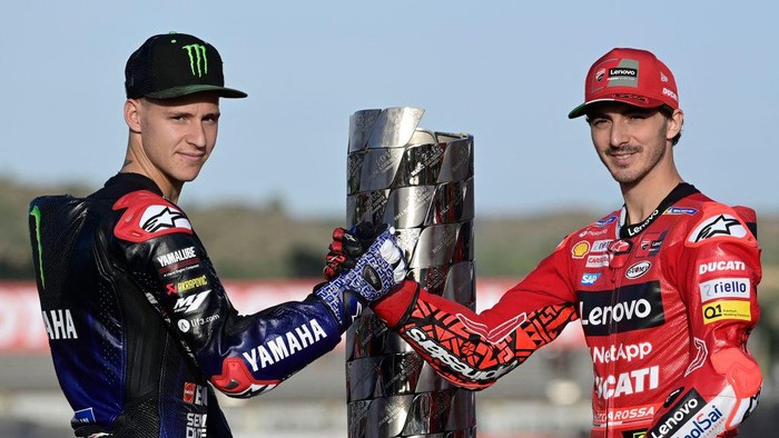 Yamaha French rider Fabio Quartararo (L) and Ducati Lenovos Italian rider Francesco Bagnaia shake hands as they pose for a photograph in Valencia on November 3, 2022 ahead of the MotoGP Valencia Grand Prix. - Ducati-rider Bagnaia arrives at the 20th and final race of the season in Valencia with an imposing 23-point lead over last years champion Fabio Quartararo. (Photo by JAVIER SORIANO / AFP) (Photo by JAVIER SORIANO/AFP via Getty Images)