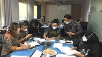 Direktur Utama PT Intraco Penta Tbk (INTA) Petrus Halim, disaksikan GM Corporate Legal Astri Duhita Sari, Direktur IPW Willianto Febriansa dan notaris Fathiah Helmi, menandatangani naskah kesepakatan restrukturisasi penyelesaian pinjaman/fasilitas kredit Perseroan dan anak perusahaan Perseroan terhadap Bank Mandiri, di Jakarta.