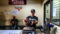 Sempat ditutup selama dua tahun saat pandemi COVID-19, arena sabung ayam tradisional Filipina atau yang disebut Sabong dibuka kembali di seluruh negara tersebut.  
