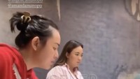 Artis kelahiran 1999 itu juga tampaknya sering mentraktir kru yang bekerja bersamanya. Momen ini diambil ketika Amanda mengajak kru makan di restoran Shabu-Shabu.Foto: instagram/Youtube