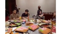 Menu yang dipesan cukup banyak ya? Tampk kru-kru yang ikut sangat bahagia ditraktir oleh artis cantik ini. Foto: instagram/Youtube