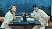 Artis muda ini juga beberapa kali membagikan momen ketika makan di restoran mewah. Seperti ini ketika ia makan di restoran bawah laut.Foto: instagram /Youtube