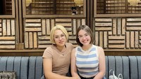 Ada juga momen ketika Amanda Manopo pergi makan di restoran daging. Sebelum menu datang, ia pun tak lupa mengabadikan momen dulu. Foto: instagram /Youtube