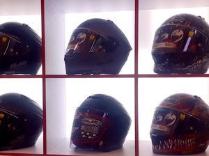Intip Harga Helm yang Mirip dengan Punya Jokowi, Ariel, sampai Stoner