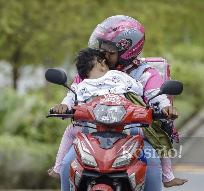 Haru! Ojol Ini Antar Makanan Sambil Asuh Anaknya yang Tunanetra