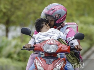 Haru! Ojol Ini Antar Makanan Sambil Asuh Anaknya yang Tunanetra