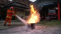 “Saya pasangkan hydrant sendiri yang mandiri, yang bisa ambil dari got, atau sumur. Dengan tekanan 2 bar, sekitar 30 sampai 20 meter itu kemampuan menyemprotnya,” terang Agus. Foto: Astra Honda Motor