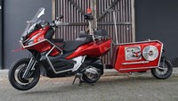 Dalam hasil karyanya, terlihat Honda ADV 150 nampak dipasangi boks tambahan kanan dan kiri yang berisi Alat Pemadam Ringan (APAR). Selanjutnya terdapat roll bar diarea depan hingga memanjang di sisi body ADV 150. Tak ketinggala trailer untuk menampung pompa air. Foto: Astra Honda Motor