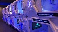 Hotel kapsul ini dilengkapi tempat penyimpanan tas, sistem ventilasi udara, layanan internet nirkabel (Wi-Fi) berkecepatan tinggi, 2 port USB charging, lampu yang dapat berubah warnanya sesuai dengan suasana, cermin, lampu baca, serta headphone. Foto: dok. Digital Airport Hotel