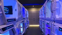 Para tamu hotel kapsul tersebut juga dimanjakan dengan fasilitas loker pribadi dan kamar mandi terpisah untuk laki-laki dan perempuan yang dilengkapi dengan air panas dan air dingin. Hotel kapsul ini juga dilengkapi dengan fasilitas umum berupa co-working space berkapasitas 20 orang, lengkap dengan fasilitas layanan internet nirkabel (Wi-Fi) berkecepatan tinggi, lobby, ruang tamu, serta kamera CCTV untuk memastikan keamanan dan kenyamanan tamu. Foto: dok. Digital Airport Hotel