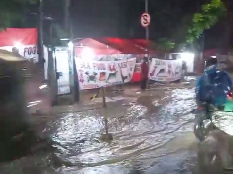 Hujan deras yang mengguyur Jakarta sempat membuat Kali Baru di Kramat Jati, Jaktim, meluap dan membuat jalanan tergenang. Sejumlah motor mogok di lokasi. (IG @bongkiaditya)