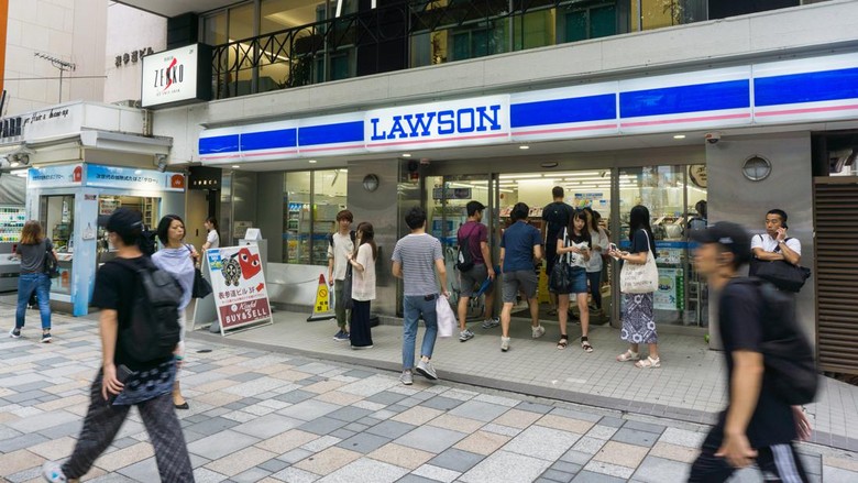 Ilustrasi Lawson Jepang TOKYO , JAPAN - July 26, 2017 : Lawson store in Harajuku district Tokyo , Japan. There are 9,065 Lawson brand stores in Japan .