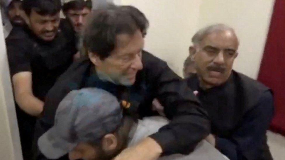 Imran Khan, mantan PM Pakistan, ditembak saat protes menentang pemerintah - siapa terduga pelaku?