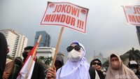Para massa aksi terlihat membawa sejumlah atribut seperti poster dengan tulisan Jokowi Mundur.