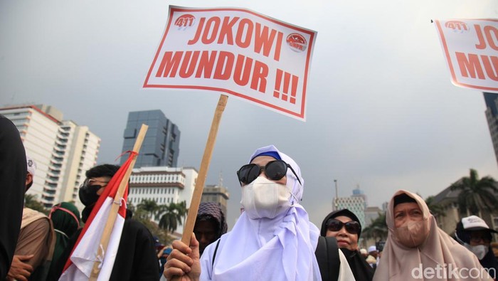 Massa Aksi 411 menggelar orasi di kawasan Patung Kuda, Jakarta, Jumat (4/11). KSP Irfan Pulungan menyebut Aksi 411 ngawur karena menuntut Presiden Jokowi.