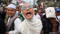 Dalam orasinya, massa Aksi 411 menuntut tuntutan di antaranya adalah meminta pemerintah menurunkan harga BBM, meminta supaya harga-harga kebutuhan diturunkan, dan meminta hukum agar ditegakkan dengan adil. Hanif mengaku tiga tuntutan itu merupakan permintaan rakyat.