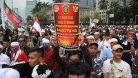 Sebelumnya, rombongan massa aksi 411 long march dari Masjid Istiqlal ke kawasan Patung Kuda, Thamrin, Jakarta Pusat. Mereka menuntut berorasi di depan Istana Merdeka.