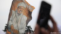 Massa tampak membawa sejumlah poster dan spanduk, salah satunya bergambar Habib Rizieq Shihab. Massa juga menyerukan yel-yel hingga memekikkan takbir.