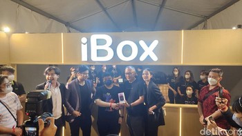 Jerremy menjadi pemesan pertama yang menggenggam iPhone 14 Pro. Foto: Adi Fida Rahman/detikINET