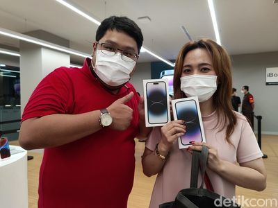 Senyum Gembira Sambut iPhone 14 dan iPhone 14 Pro di Indonesia